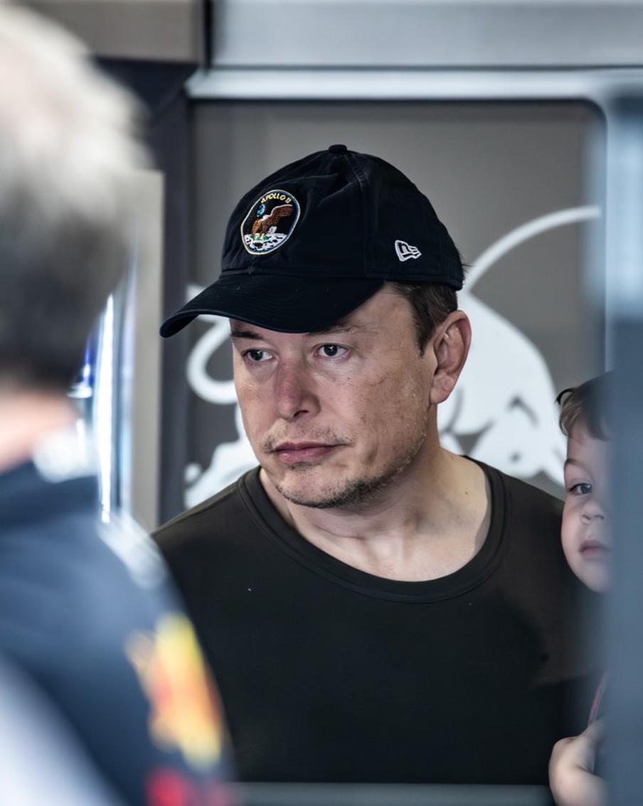 Людям будут вживлять чипы в мозг: компания Илона Маска получила разрешение на опыты