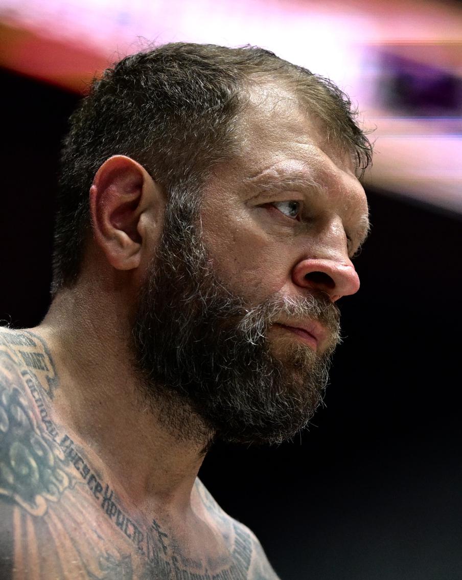 Два раунда понадобились Александру Емельяненко, чтобы одержать победу над блогером