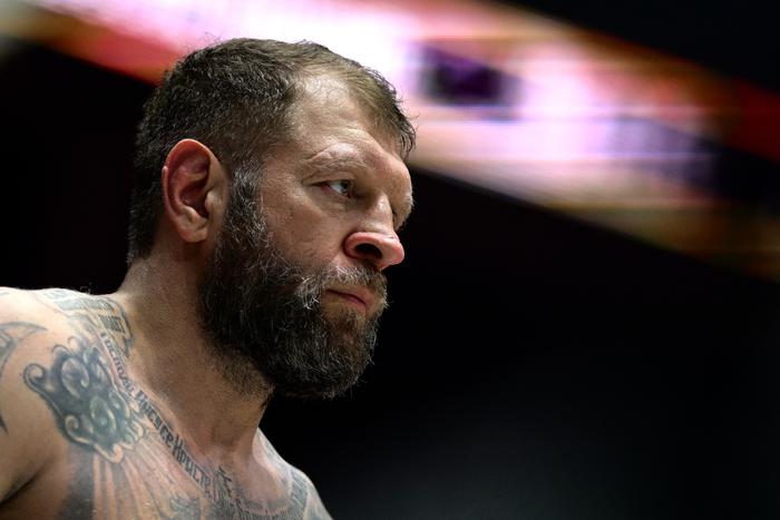 Два раунда понадобились Александру Емельяненко, чтобы одержать победу над блогером