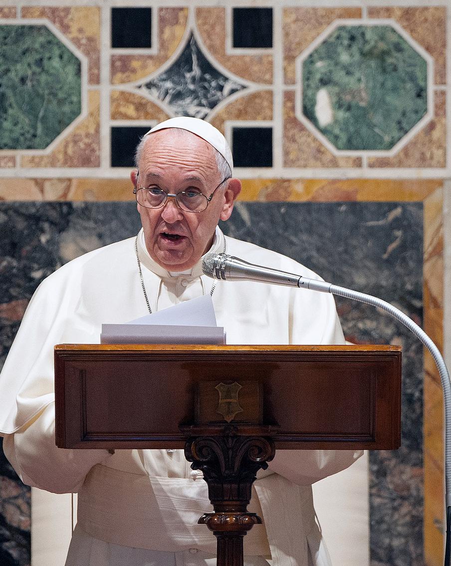 Из-за напряжённого графика работы Папа Римский слёг с высокой температурой