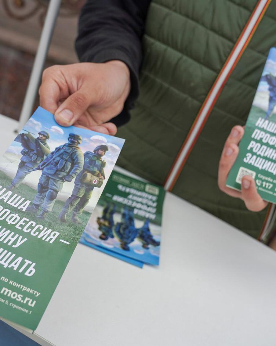 Контрактники рассказали журналистам, по каким причинам приняли решение служить