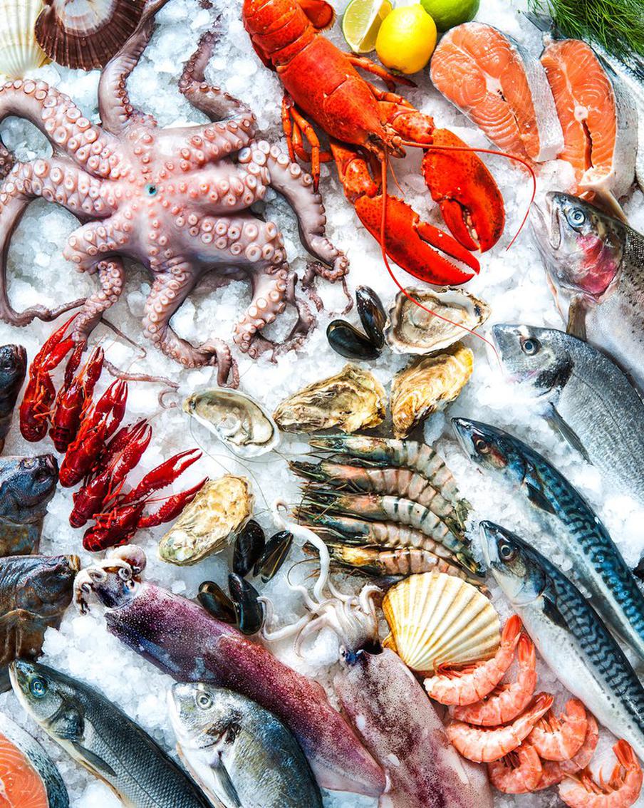 Морепродукты и рыба – отличный вариант для летних вечеров. Вроде бы и легко, но очень сытно и полезно