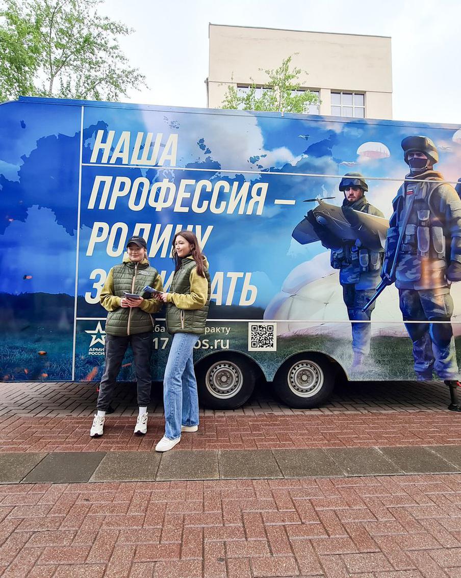 Жители России, решившие служить по контракту, считают своей главной целью защиту Родины и жизней близких