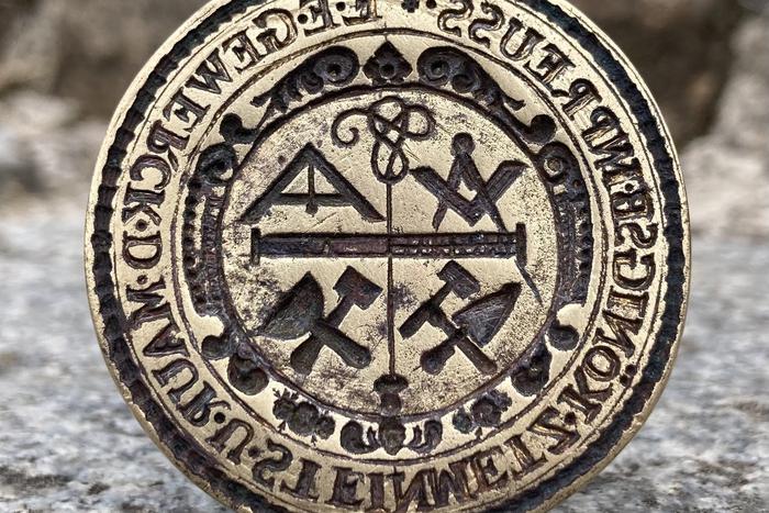 Калининградский коллекционер выкупил 321-летнюю масонскую печать. Уникальный артефакт датируется 1702 годом