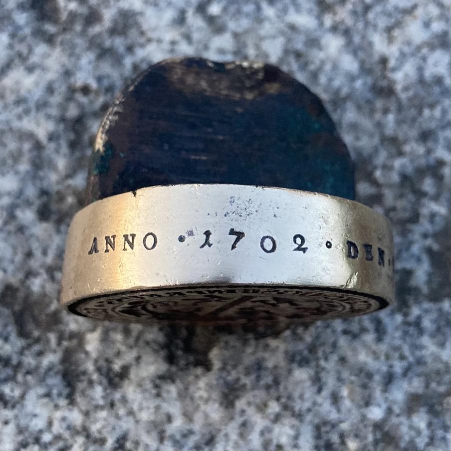 Печать датируется 1702 годом