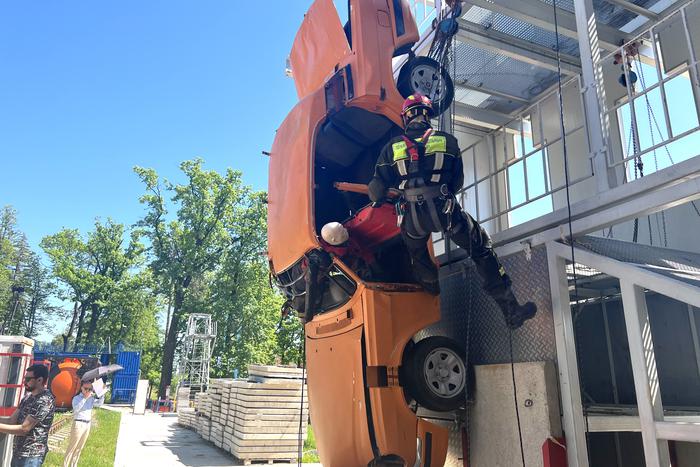 Московские спасатели отрабатывают самые неординарные ситуации. Репортёр Metro побывал на одной из таких тренировок