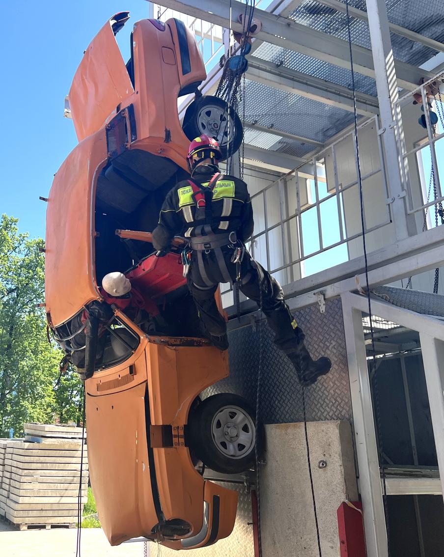 Московские спасатели отрабатывают самые неординарные ситуации. Репортёр Metro побывал на одной из таких тренировок