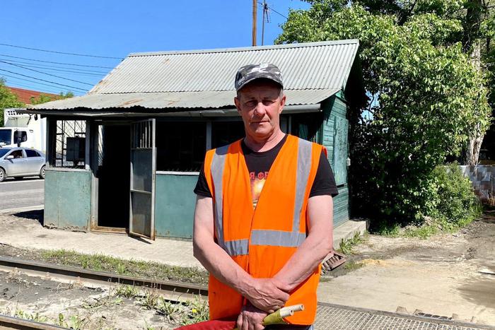 Не дал шагнуть под поезд: дежурный по переезду спас девушку