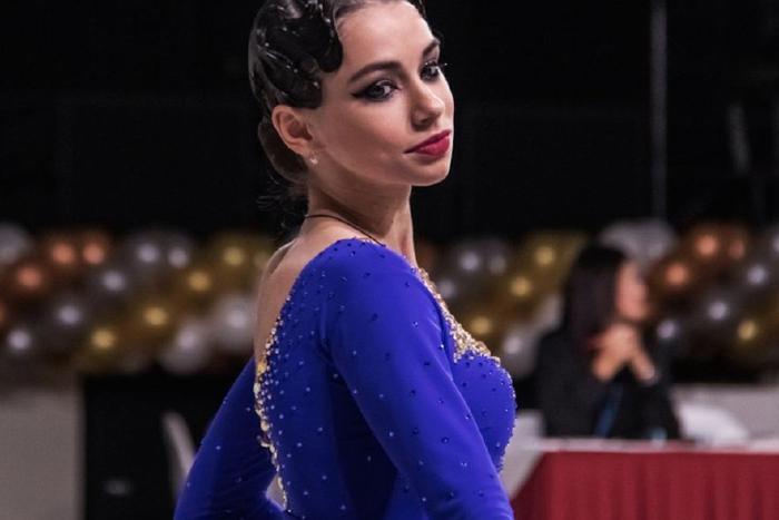 Она танцует вальс и танго на коляске. Трагедия не стала препятствием для мечты