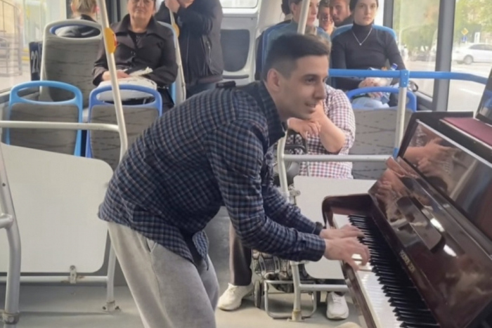 В Москве – электробус, а в Ростове – пианобус. В соцсетях набирает популярность видео с необычным музыкантом