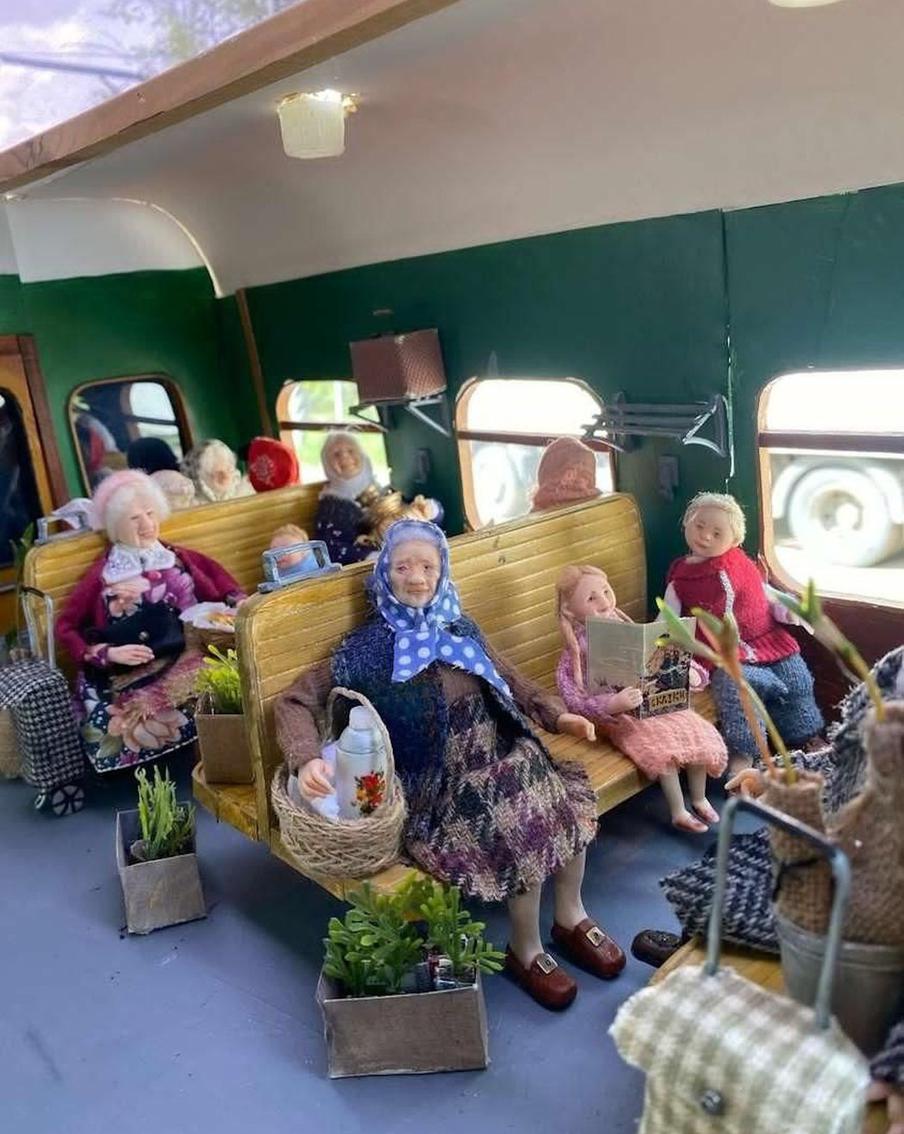 Зарисовки из жизни Эммы Марковны и её соседей. Персонажи москвички ведут свою отдельную кукольную жизнь