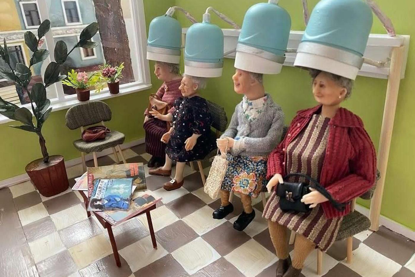 В парикмахерской.