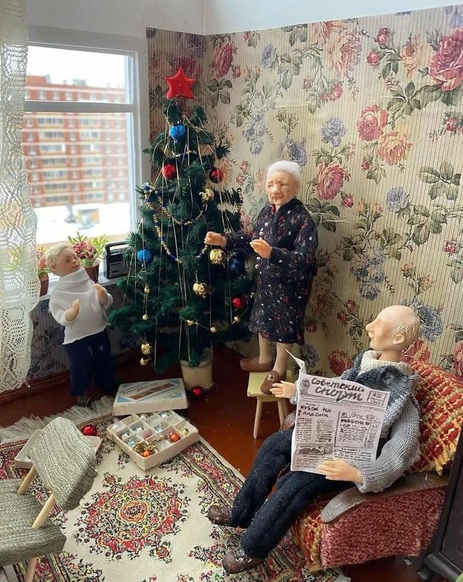 Зоя Фёдоровна и Стёпа нарядили ёлку под руководством Ивана Степановича.