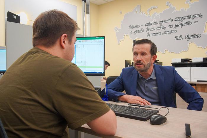 Александр Семенников отметил, что в пункте отбора на военную службу царит атмосфера, где люди чувствуют себя нужными