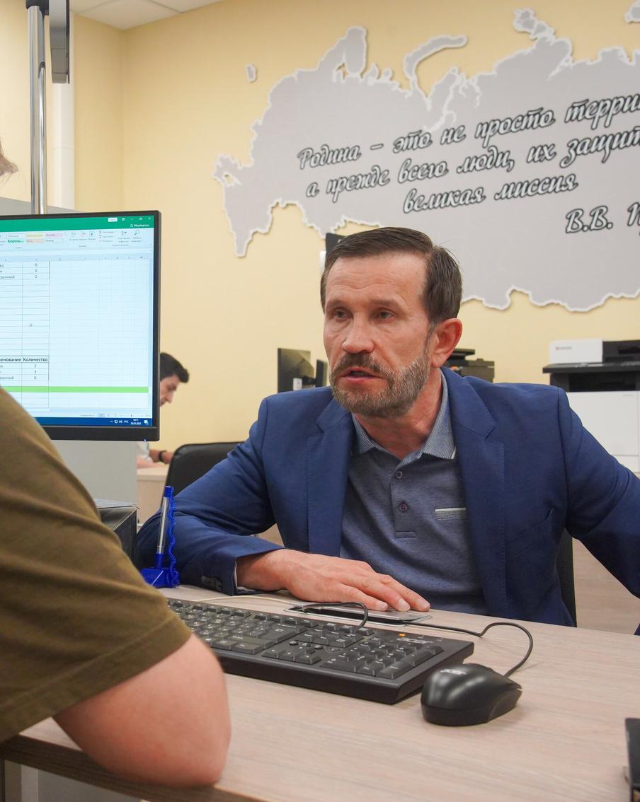 Александр Семенников отметил, что в пункте отбора на военную службу царит атмосфера, где люди чувствуют себя нужными