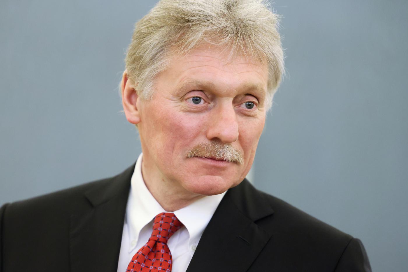 Дмитрий Песков заявил, что в Кремле не обсуждали введение военного положения
