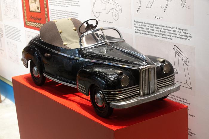 Ярко-синий автокран и мой жёлтый самосвал: как выставка игрушечных машинок возвращает в детство