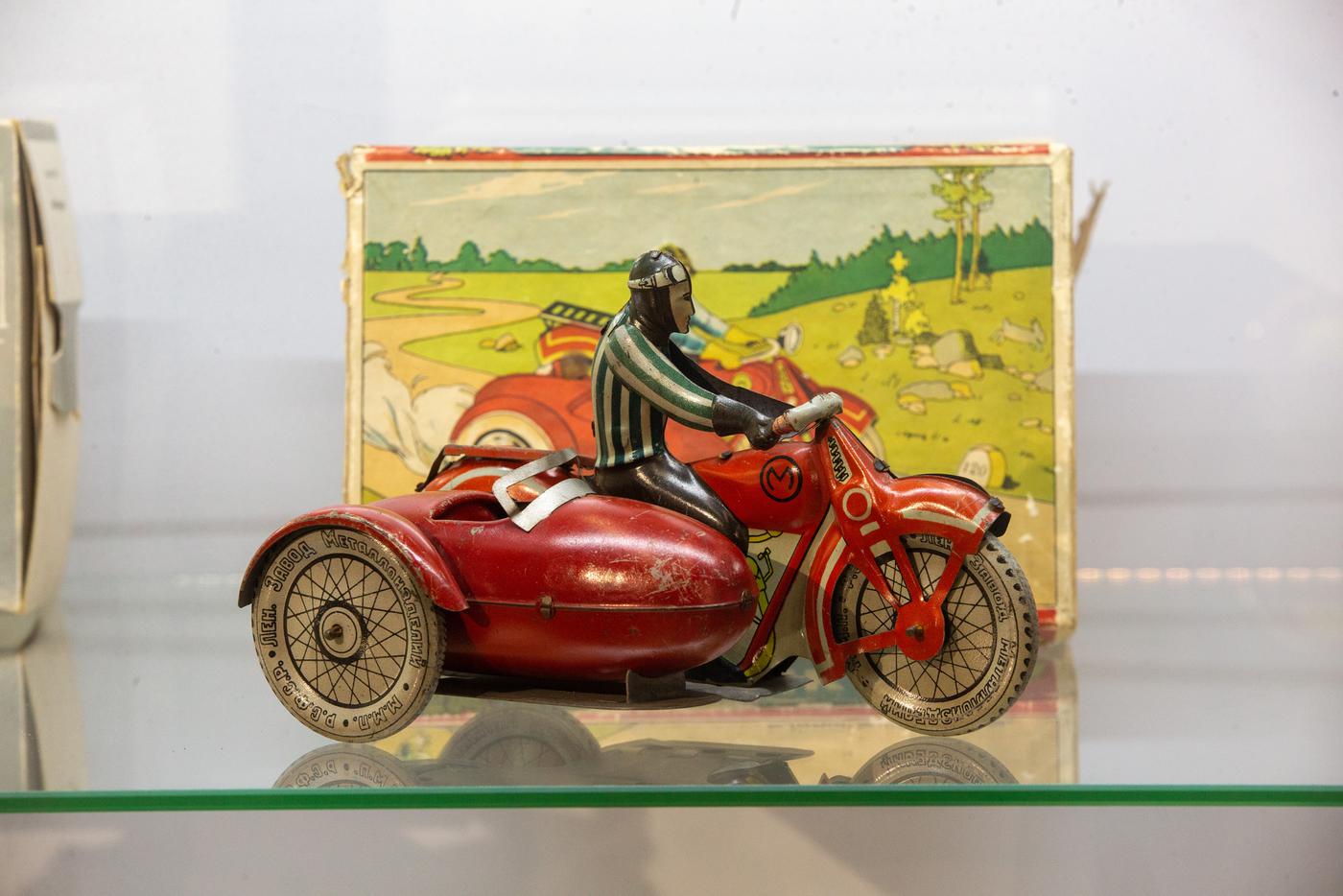 Игрушку 1953 года того же Ленинградского завода купили на иностранном аукционе 