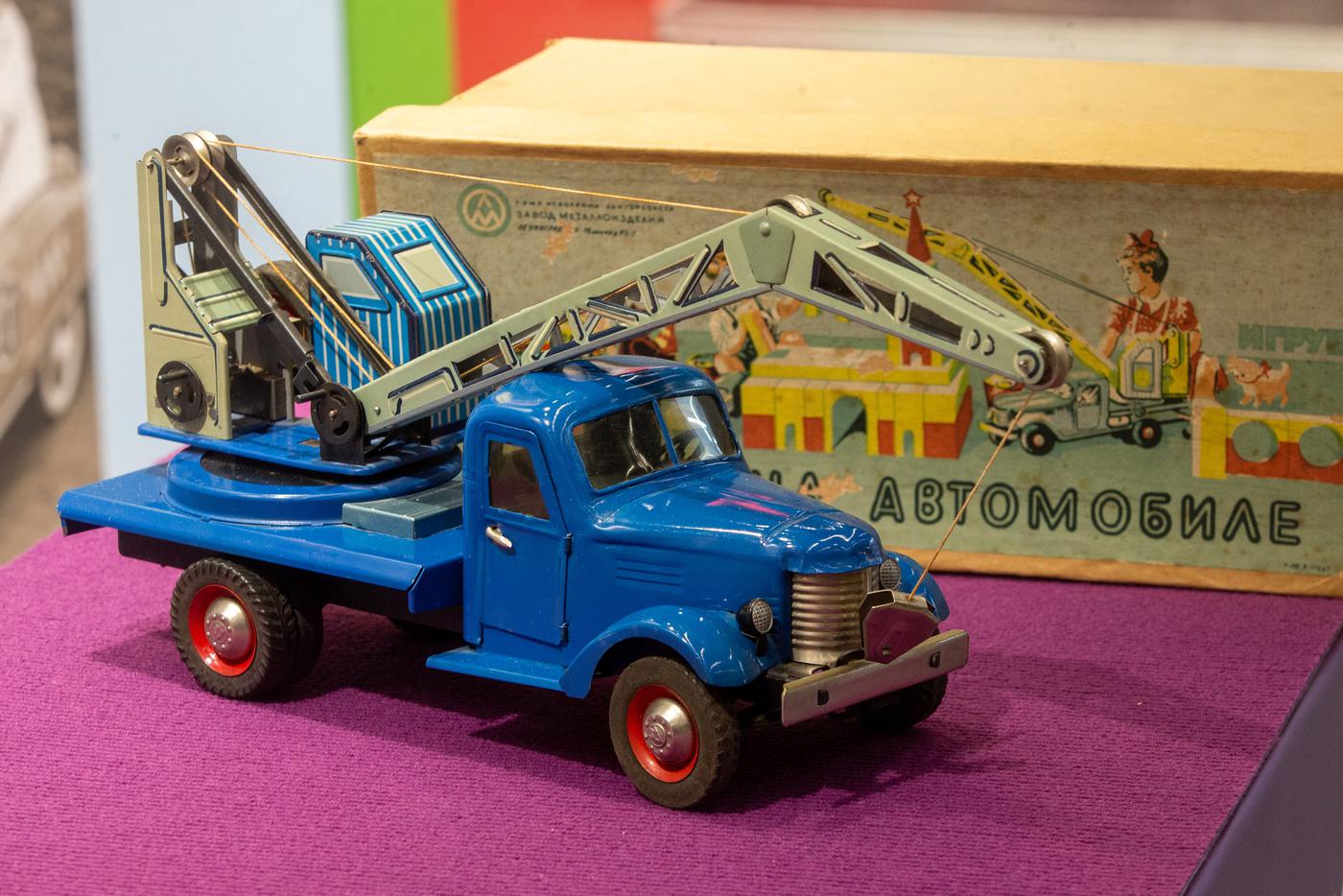 Такой автокран производства Ленинградского завода металлоизделий стоил 3 рубля, поэтому был доступен для многих детей. Коллекционер же приобрёл его за сумму около 100 000 рублей