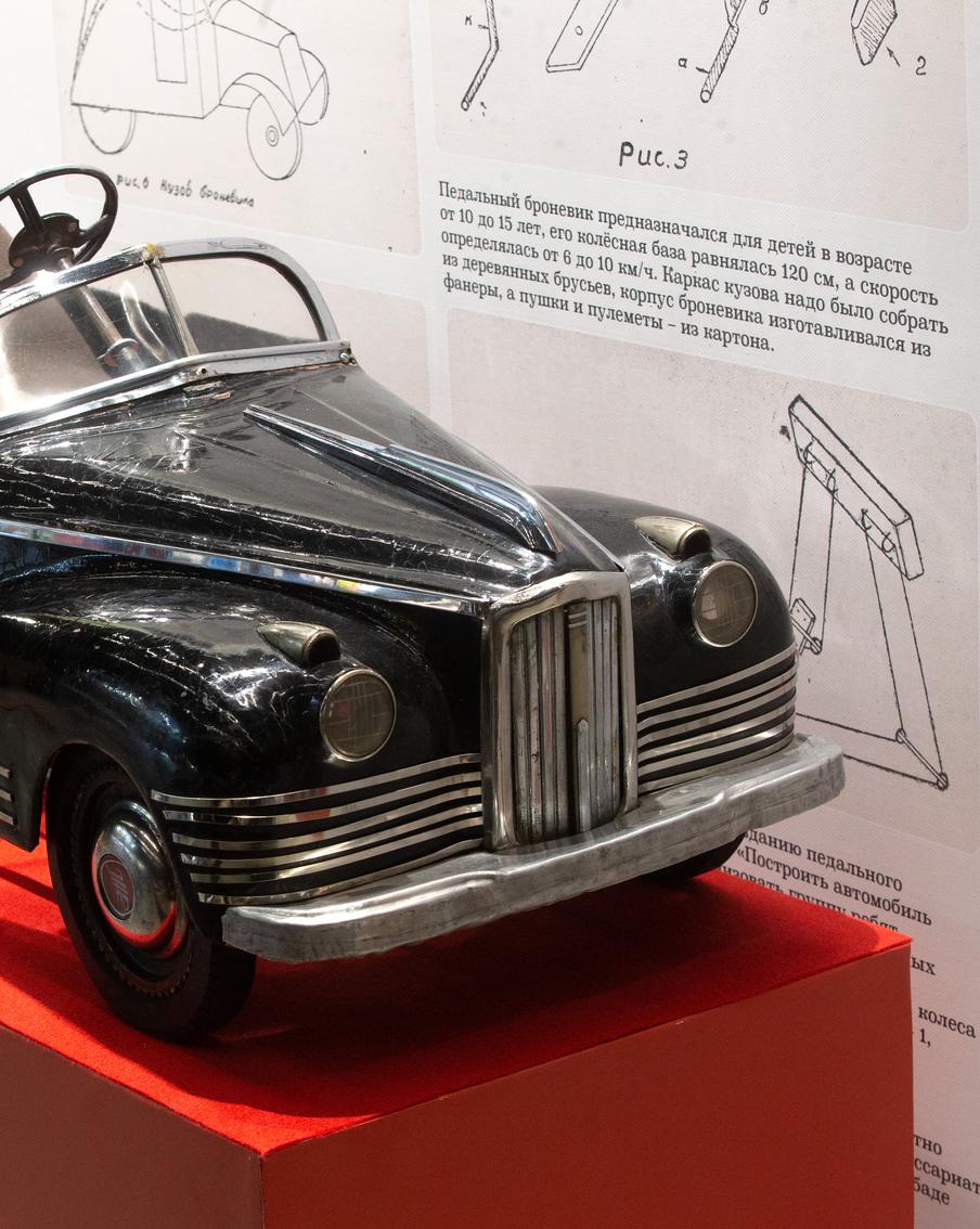 Ярко-синий автокран и мой жёлтый самосвал: как выставка игрушечных машинок возвращает в детство