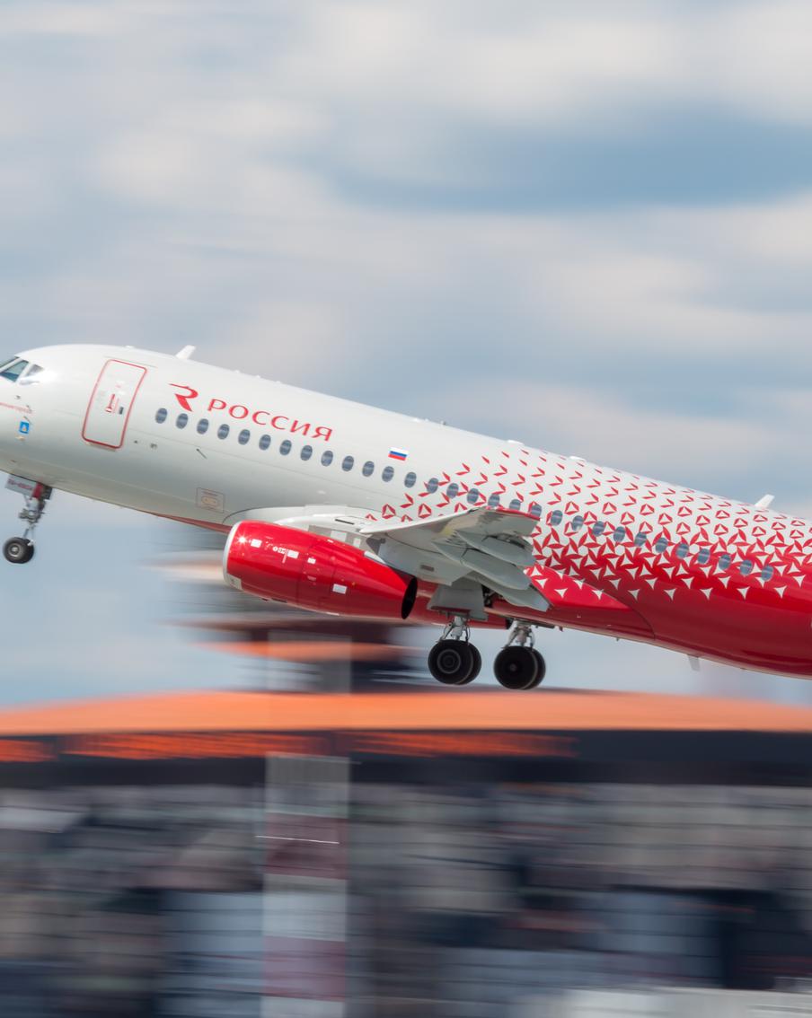 В авиагавани "Шереметьево" экстренно сел авиалайнер Superjet 100