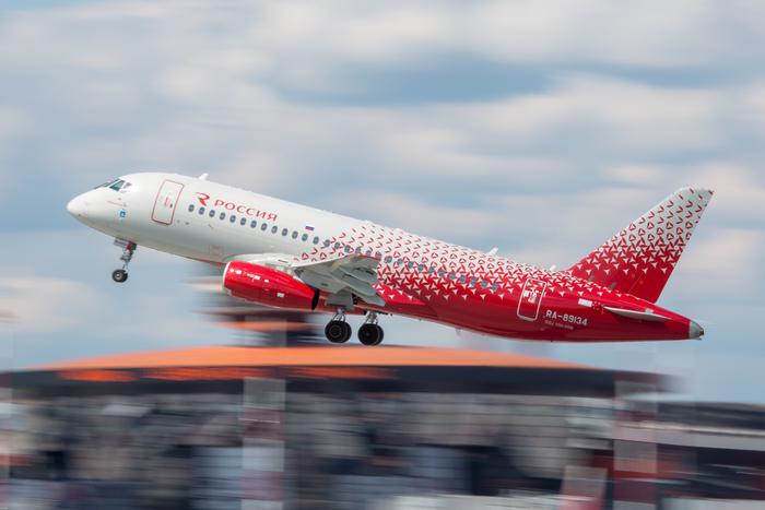 В авиагавани "Шереметьево" экстренно сел авиалайнер Superjet 100
