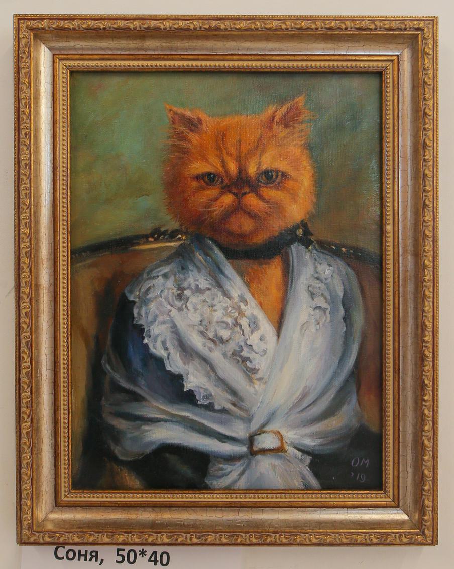 Эта кошка живёт с хозяйкой, монахиней Мануилой, на территории прихода храма Преподобного Алексия Человека Божия в Горелово, Ленинградская область