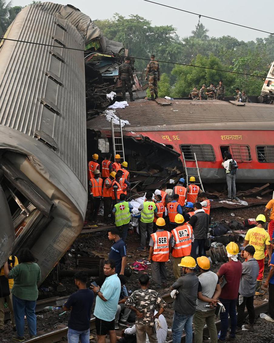 Число погибших при столкновении поездов в Индии возросло