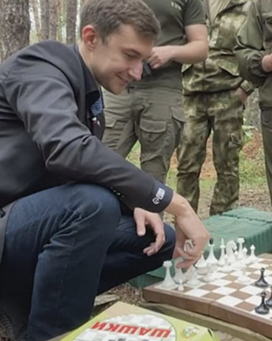 Сергей Карякин приехал в зону СВО и сыграл в шахматы с бойцами