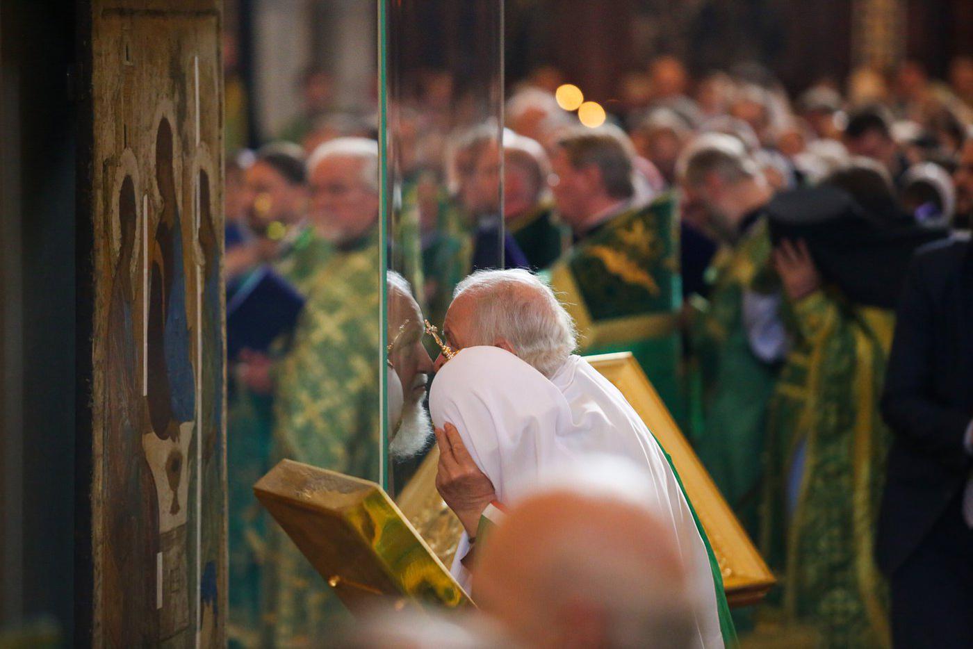 Во время проведения Божественной литургии по случаю праздника Троицы в храме Христа Спасителя Патриарх Московский и всея Руси припал к иконе «Троица», а точнее защитному стеклу
