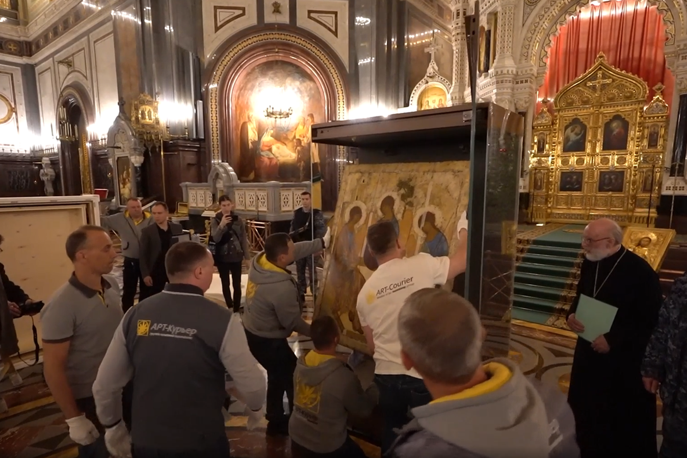 Специалисты установили реликвию XV века в специальный стеклянный короб. Здесь она будет храниться до конца своего пребывания в храме