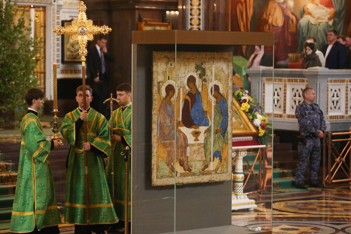 Духовенство совершает богослужение в зелёных облачениях, что символизирует животворение и вечную жизнь