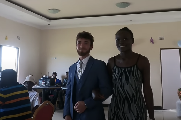 Уроженец Пермского края привёз себе жену из Замбии: она учит русский, а супруг снимает блог об их жизни