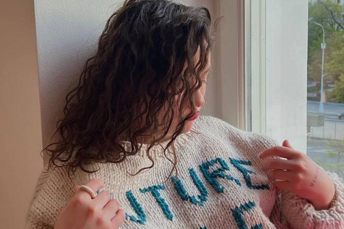 Люди с аутизмом варят кофе, а одинокие бабушки вяжут брендовые свитера: 7 июня в России отмечают День краудфандинга