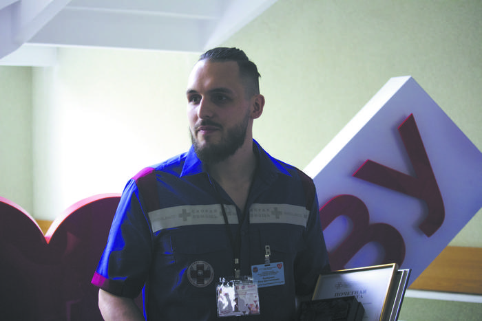 "Если пациент просит надеть бахилы – значит, с ним всё в порядке". Лучший фельдшер Москвы – о самых интересных вызовах и профессиональных суевериях