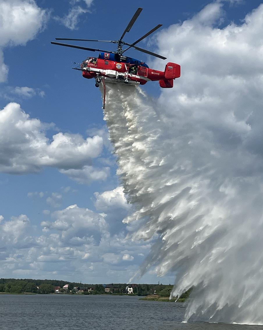 Спасатели из Московского авиацентра тушат крупные пожары и спасают людей из воды, и это не так романтично, как показывают в кино