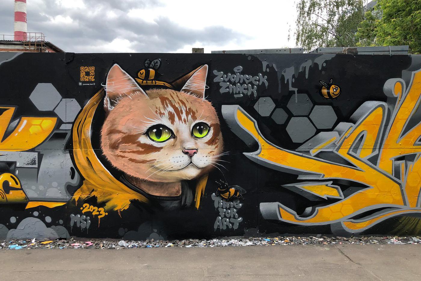 На эту красоту у Александра Знака ушло около 10 баллонов краски. Кстати, в Москве можно найтии других его котиков.