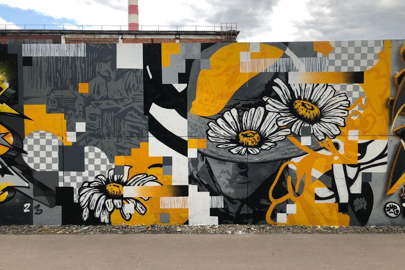 Артём Благовестов и Александр Смирнов (творческое объединение studio.colortown) изобразили пчеловода. Слева от него можно разглядеть ульи. "Здесь мы использовали добавление пикселей, перекрытие цветом, диджитализацию", – объяснил Артём. Наверное, поэтому изображение выглядит таким многоплановым.