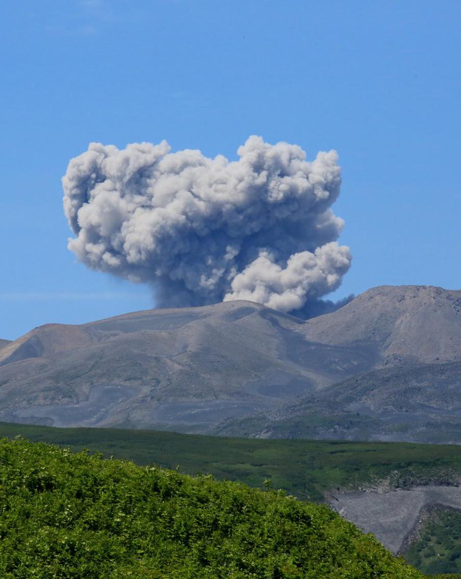 Вулкан Эбеко выбросил столб пепла на высоту 2,5 километра