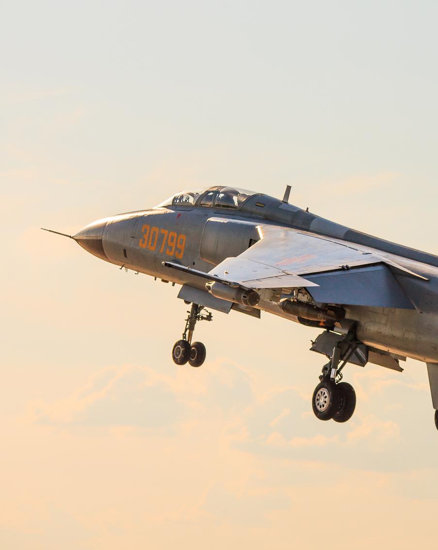 Китайские истребители около 40 раз приблизились к Тайваню