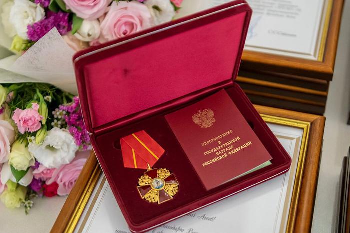 Московские врачи, учёные, медики, строители, деятели культуры получили накануне Дня России награды и почётные звания