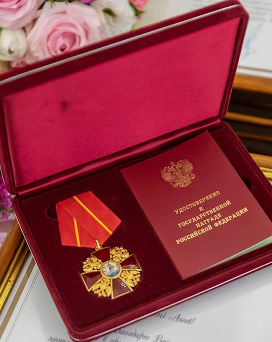 Московские врачи, учёные, медики, строители, деятели культуры получили накануне Дня России награды и почётные звания