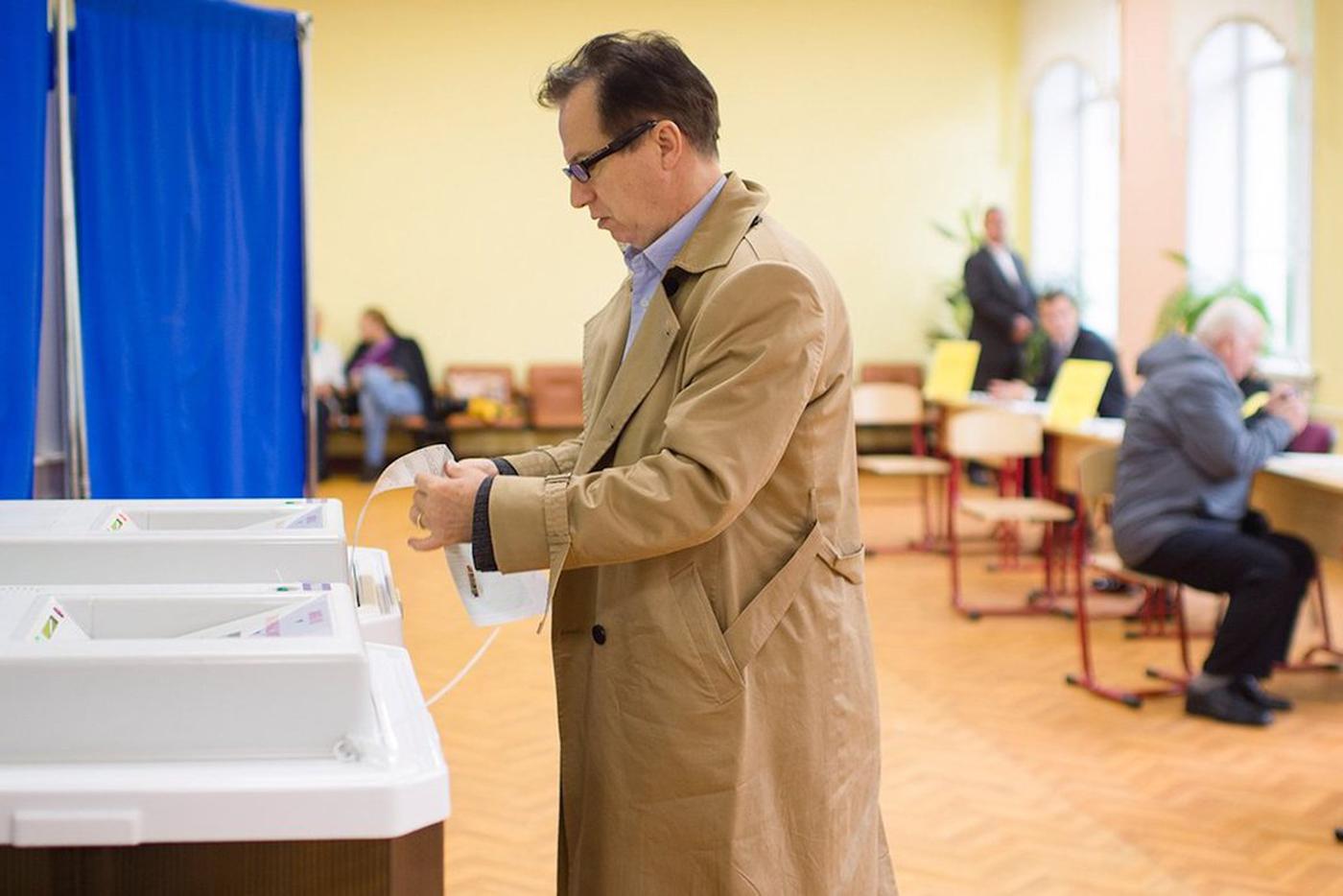 Во сколько открывается избирательный участок в москве. Люди голосуют на выборах. Муниципальные выборы. Избирательный участок Москва. Помещение для голосования на выборах.