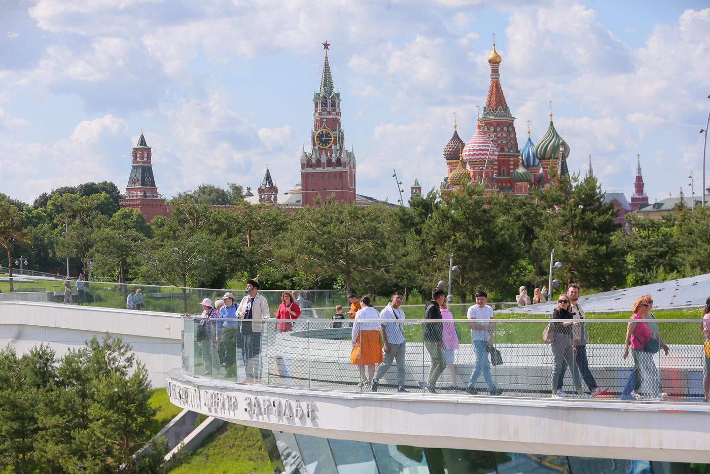 А чего царя искать? Владения он осматривает!