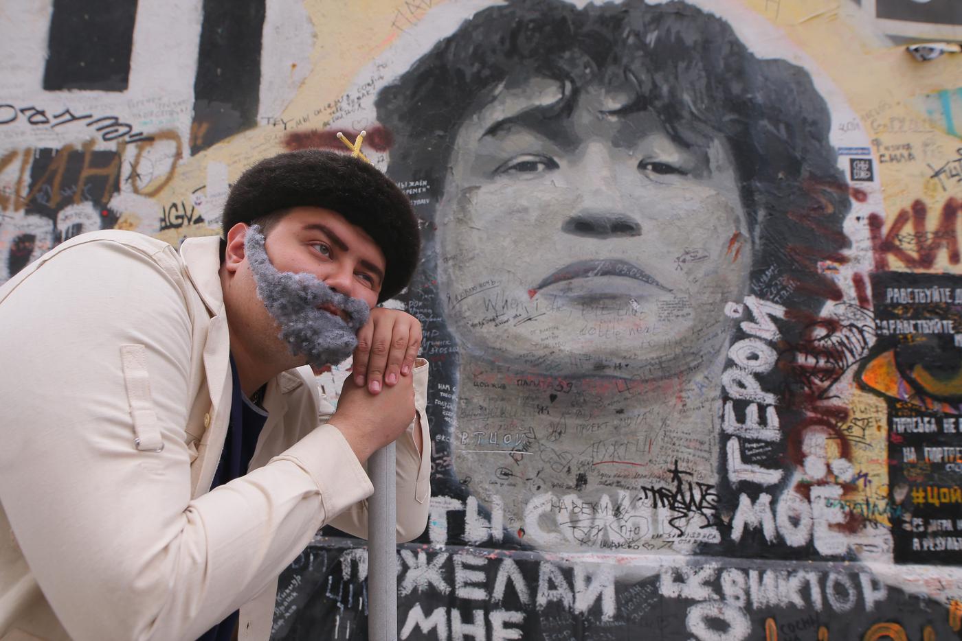 В 70-е царя покорил Высоцкий. В наше время – Цой.