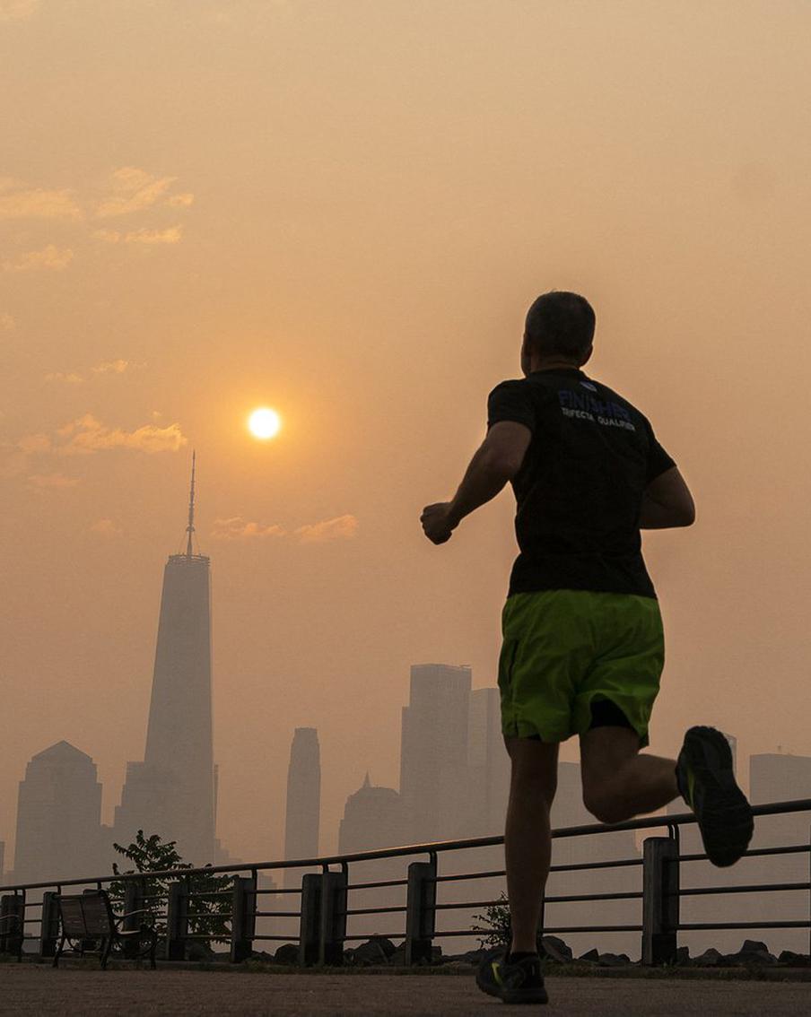Нью-Йорк превратился в Марс из-за смога: яркие фотографии