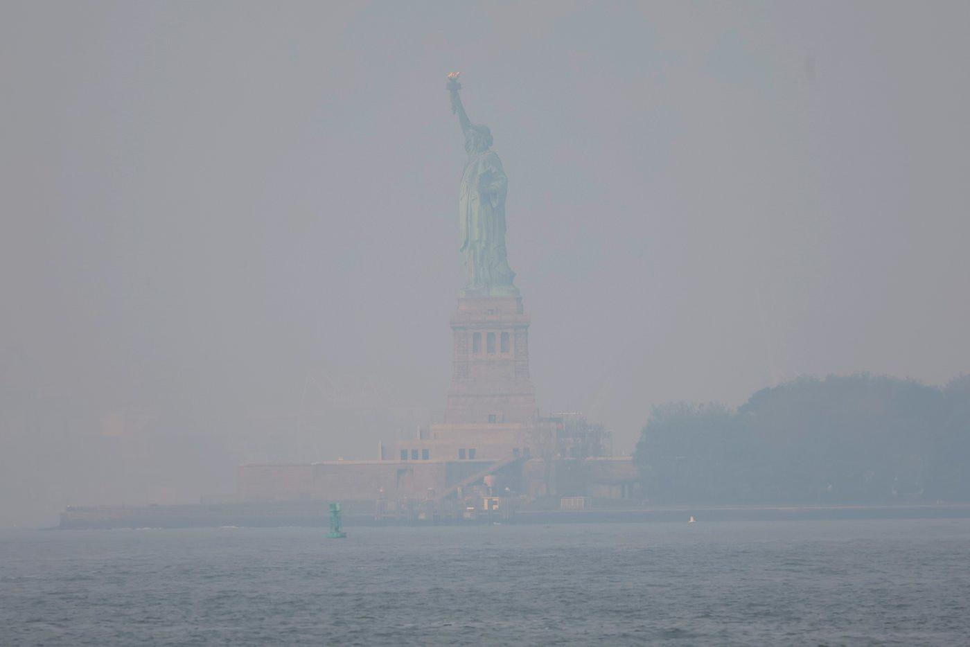 Статуи свободы почти не видно