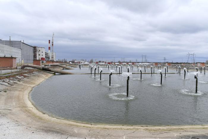 В районе Запорожской АЭС резко снизился уровень воды