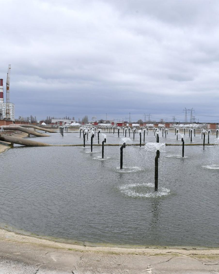 В районе Запорожской АЭС резко снизился уровень воды