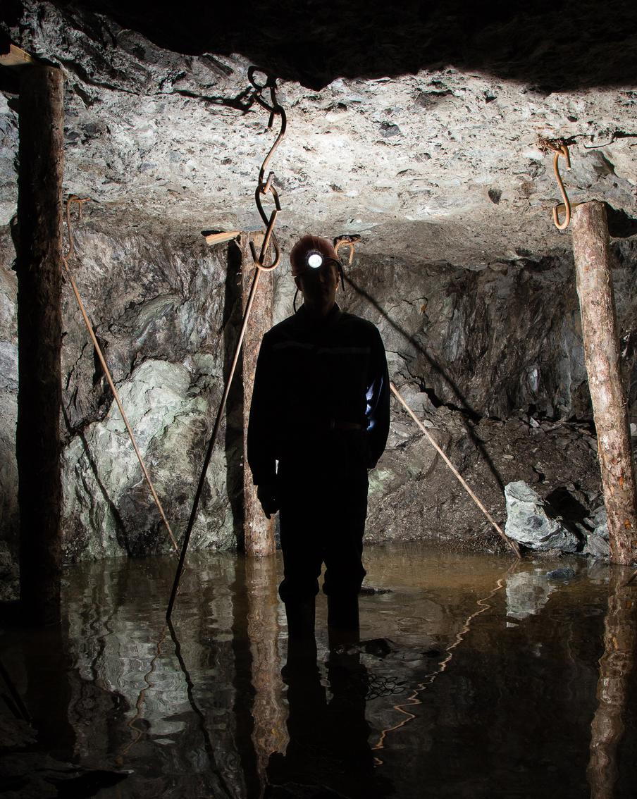 На единственном месторождении изумрудов в России забастовка: шахтёры выступают против закрытия прииска